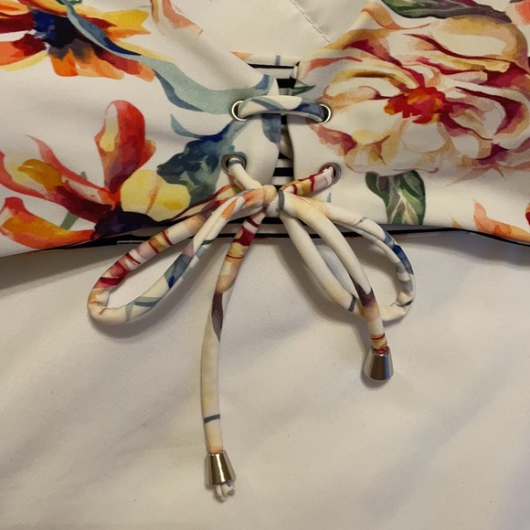 *SOLD*Front Tie Floral Swim Top ☀️🌸 - Picture 3 of 10